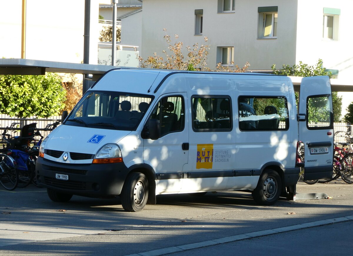 (256'521) - Stiftung Rtimattli, Sachseln - OW 1900 - Renault am 28. Oktober 2023 beim Bahnhof Sarnen