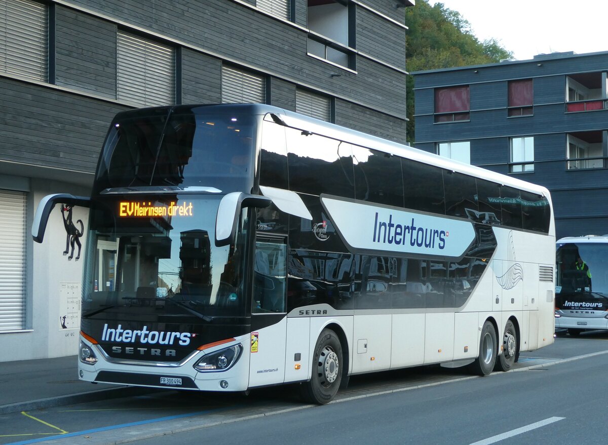 (256'528) - Intertours, Domdidier - FR 300'494 - Setra am 28. Oktober 2023 beim Bahnhof Giswil