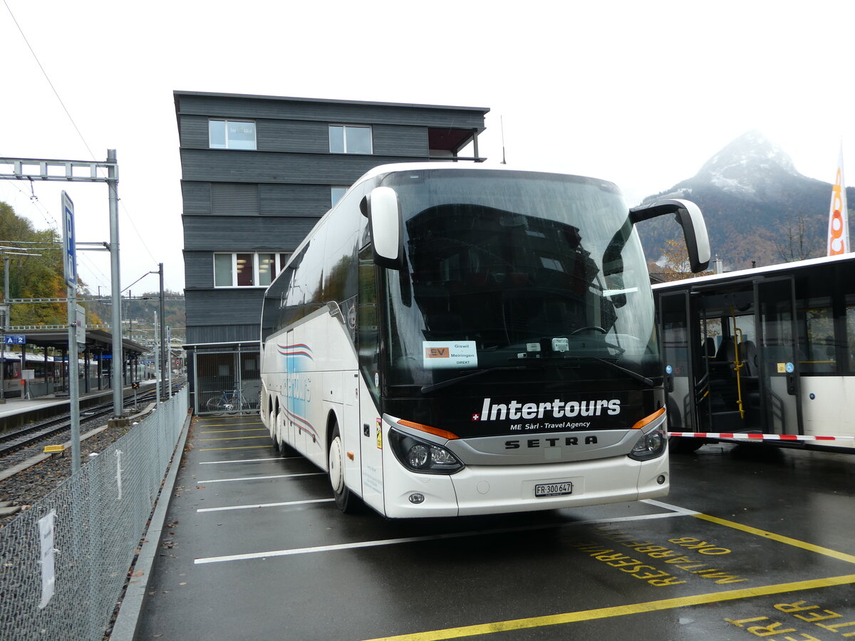 (256'840) - Intertours, Domdidier - FR 300'647 - Setra am 10. November 2023 beim Bahnhof Giswil