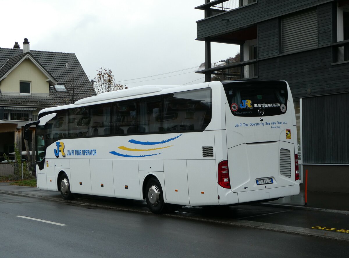 (256'842) - Aus Italien: JiaRi Tour, Roma - FY-331 JX - Mercedes am 10. November 2023 beim Bahnhof Giswil 