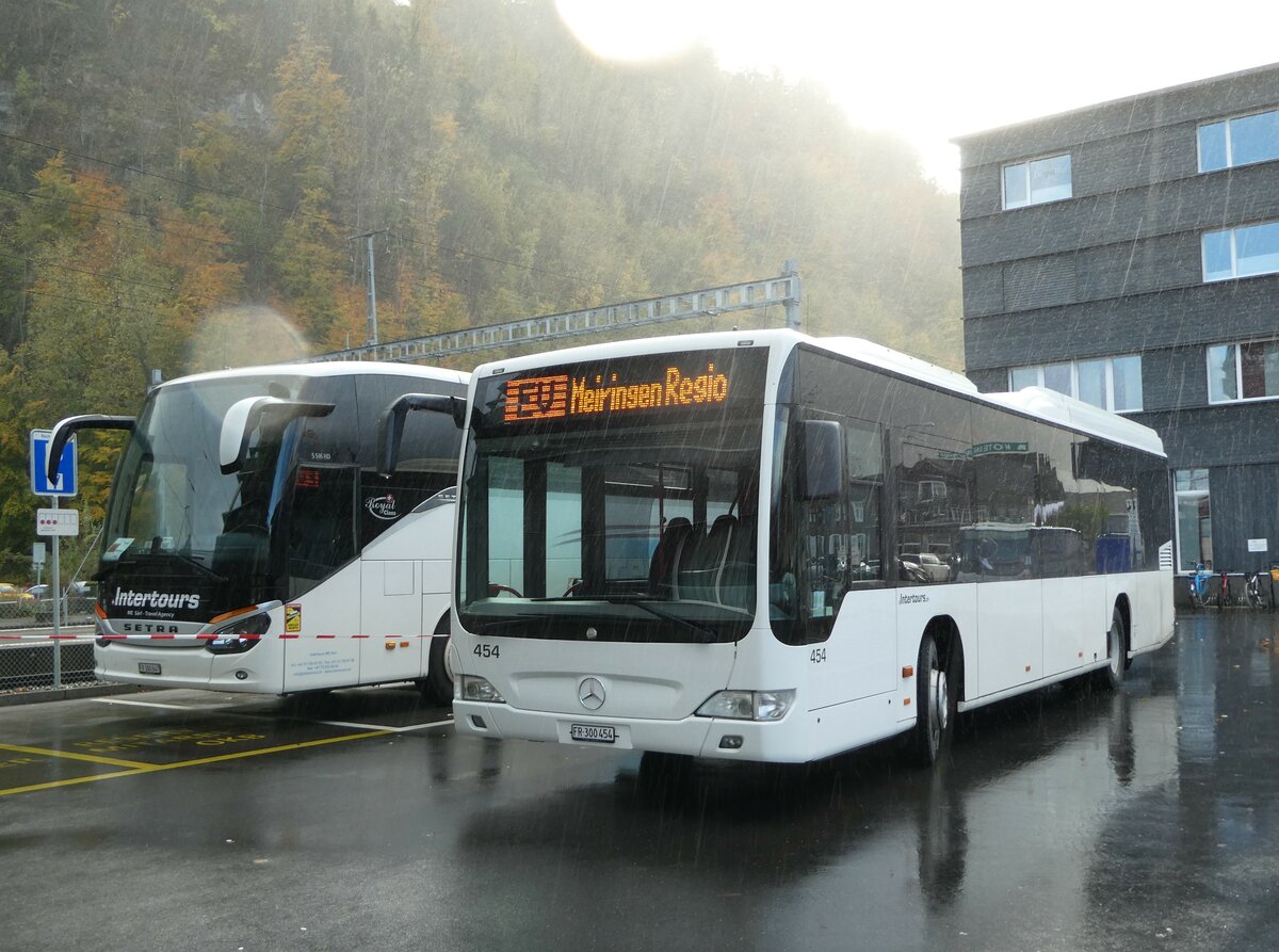 (256'851) - Intertours, Domdidier - Nr. 454/FR 300'454 - Mercedes (ex SBC Chur Nr. 11) am 10. November 2023 beim Bahnhof Giswil