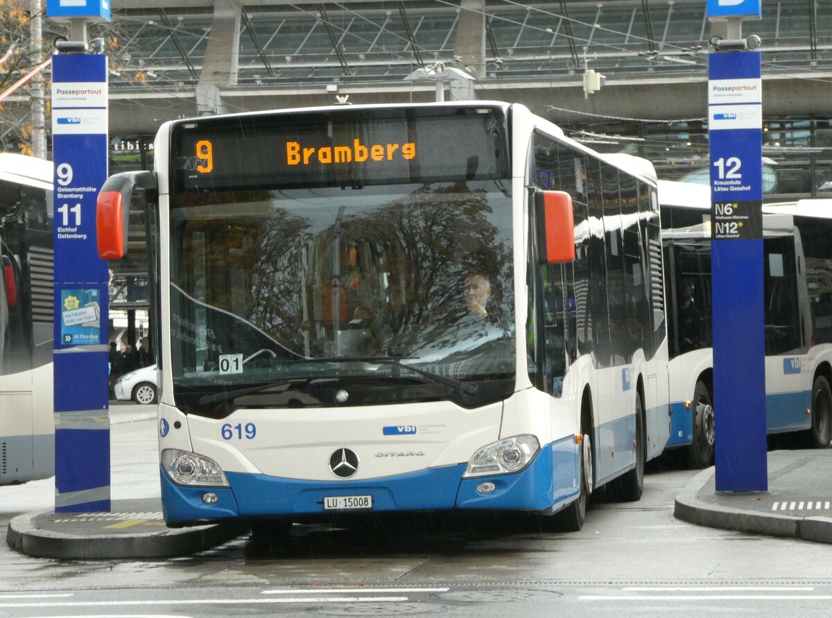 (256'866) - VBL Luzern - Nr. 619/LU 15'008 - Mercedes am 10. November 2023 beim Bahnhof Luzern