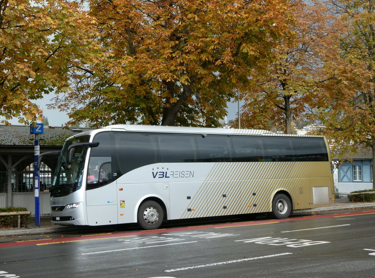 (256'868) - VBL Luzern - Nr. 806/LU 212'659 - Volvo am 10. November 2023 beim Bahnhof Luzern