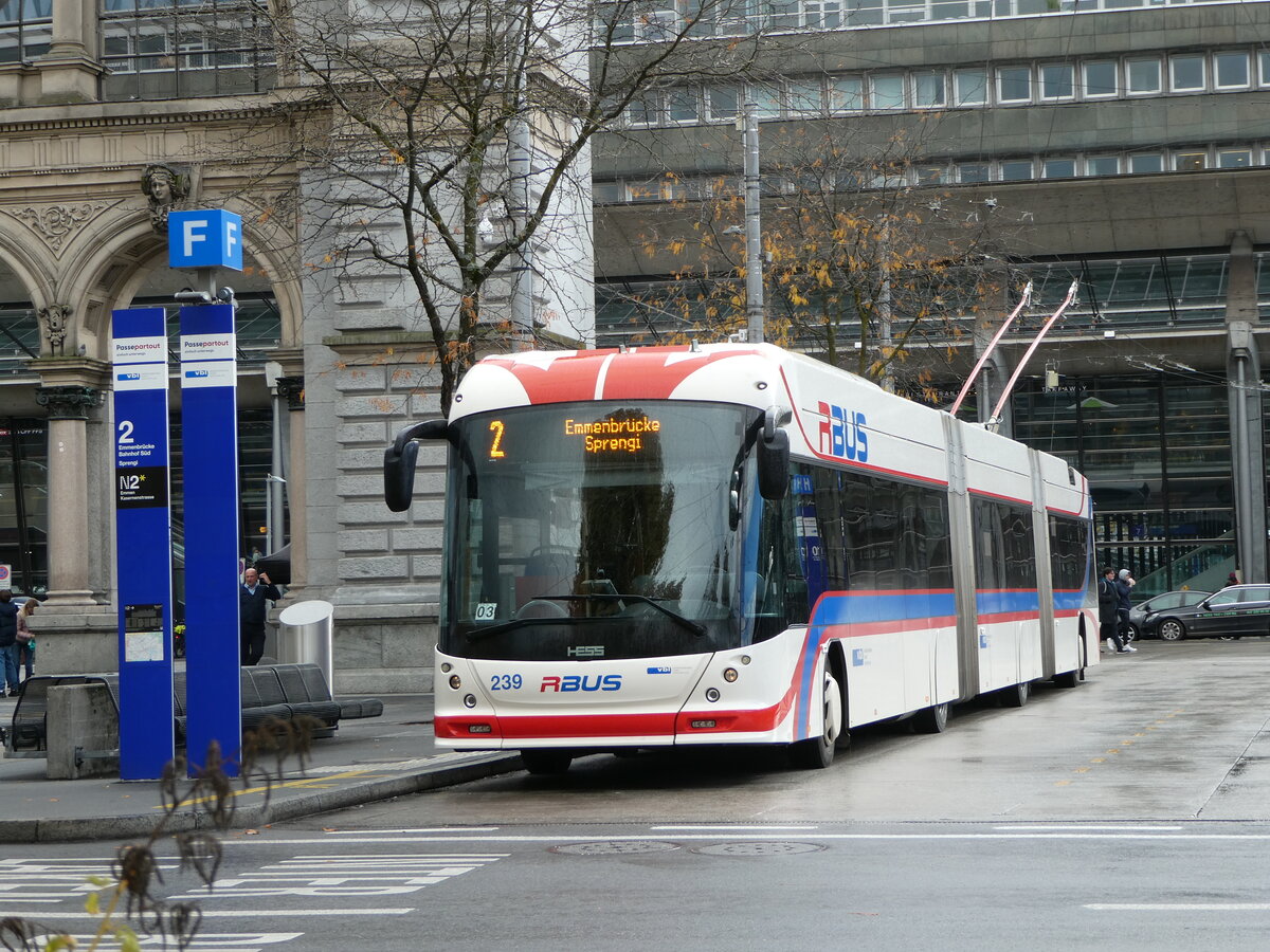 (256'869) - VBL Luzern - Nr. 239 - Hess/Hess Doppelgelenktrolleybus am 10. November 2023 beim Bahnhof Luzern