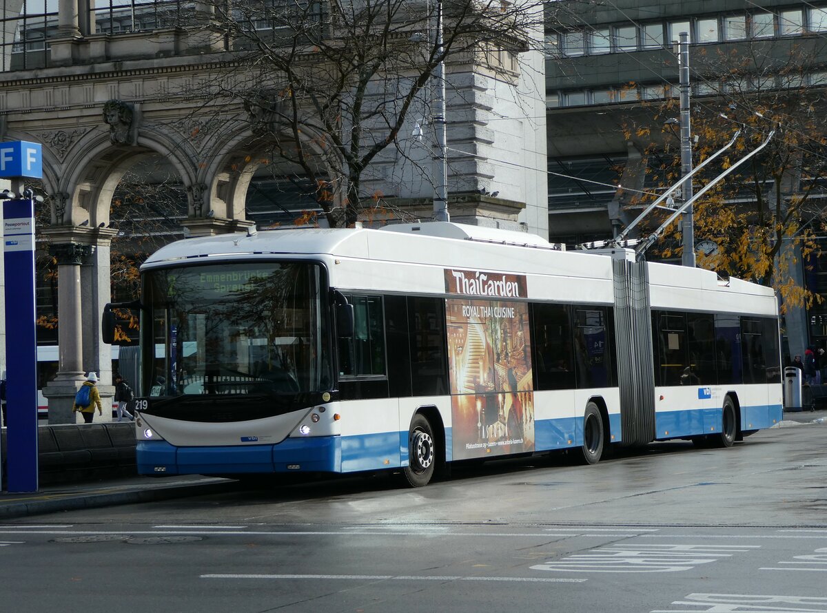 (256'872) - VBL Luzern - Nr. 219 - Hess/Hess Gelenktrolleybus am 10. November 2023 beim Bahnhof Luzern