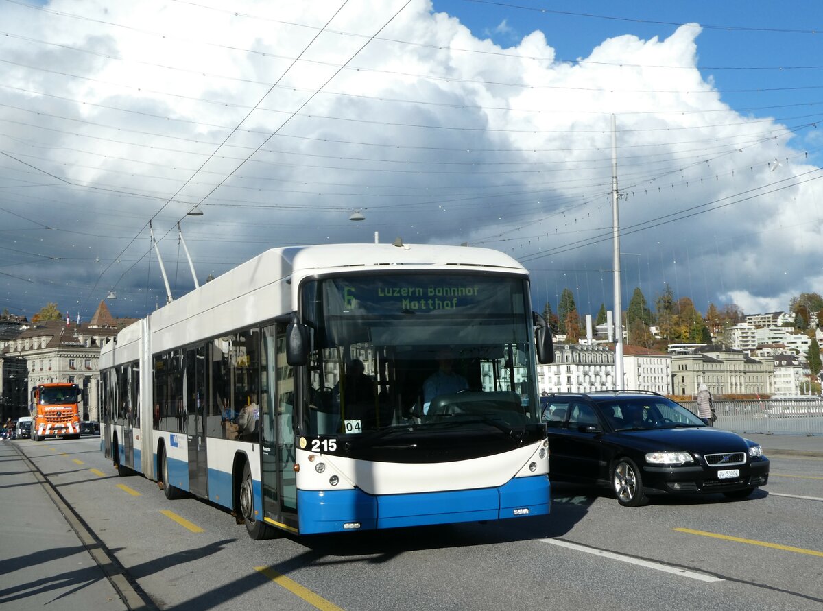 (256'877) - VBL Luzern - Nr. 215 - Hess/Hess Gelenktrolleybus am 10. November 2023 in Luzern, Bahnhofbrcke