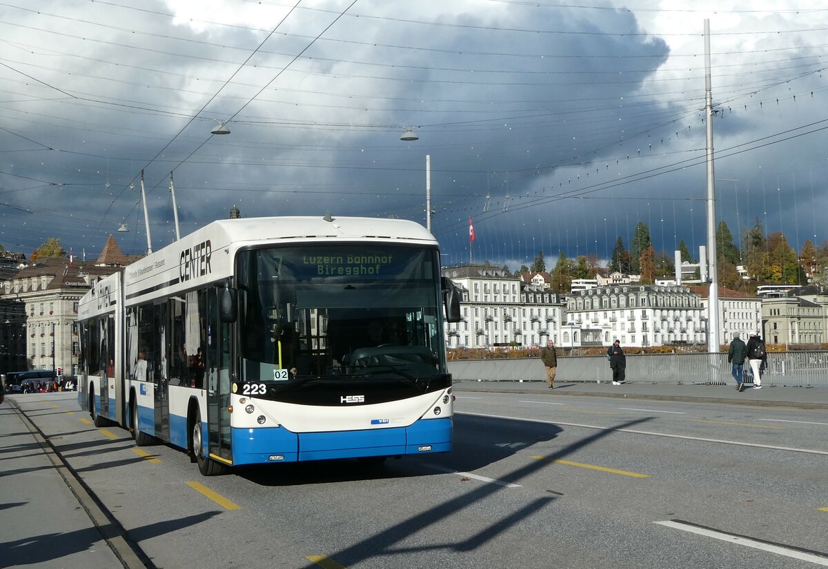 (256'878) - VBL Luzern - Nr. 223 - Hess/Hess Gelenktrolleybus am 10. November 2023 in Luzern, Bahnhofbrcke