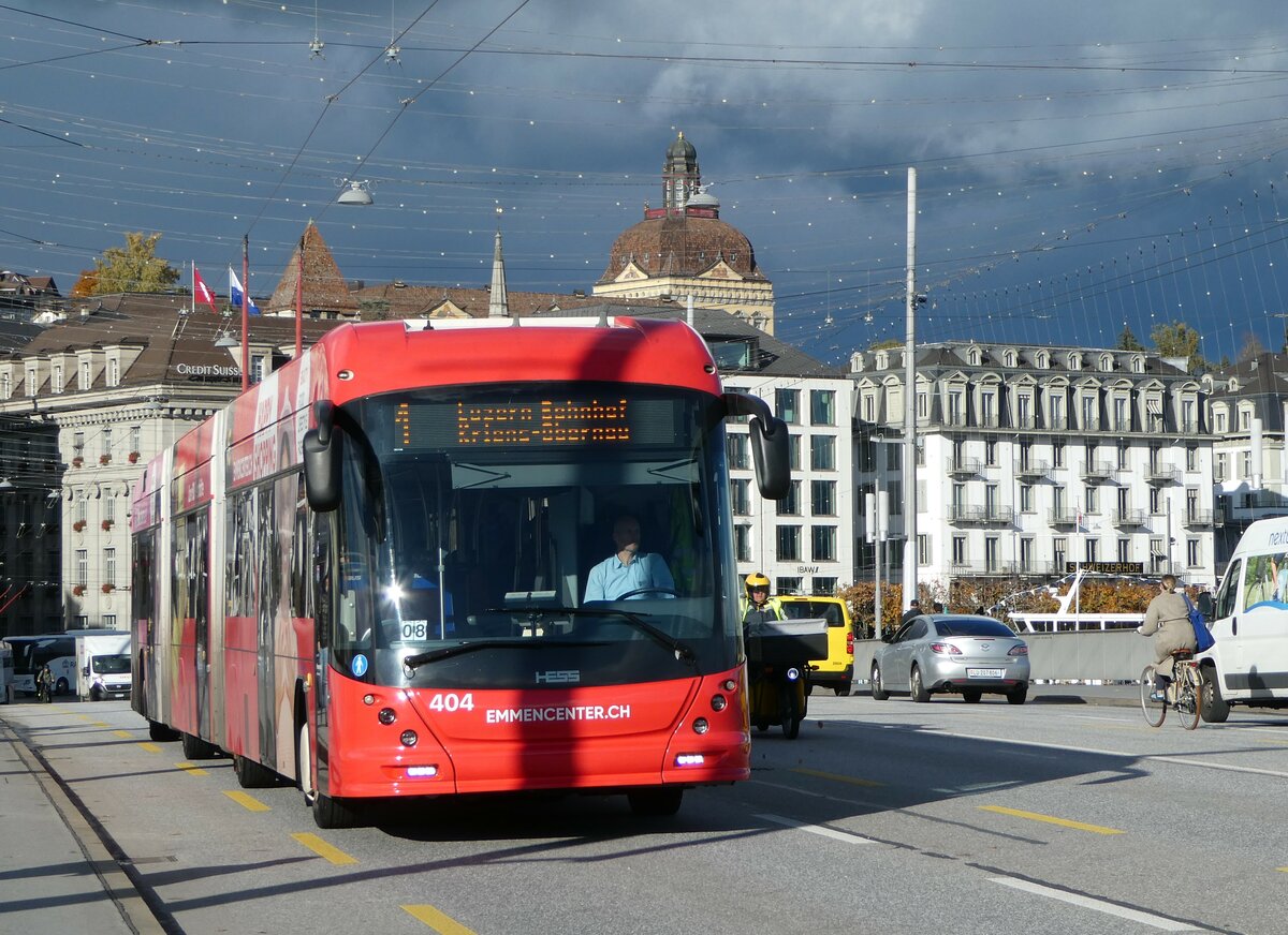 (256'880) - VBL Luzern - Nr. 404 - Hess/Hess Doppelgelenktrolleybus am 10. November 2023 in Luzern, Bahnhofbrcke