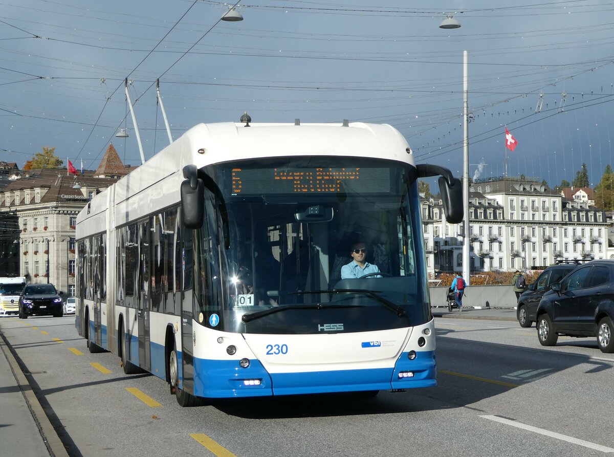 (256'884) - VBL Luzern - Nr. 230 - Hess/Hess Gelenktrolleybus am 10. November 2023 in Luzern, Bahnhofbrcke