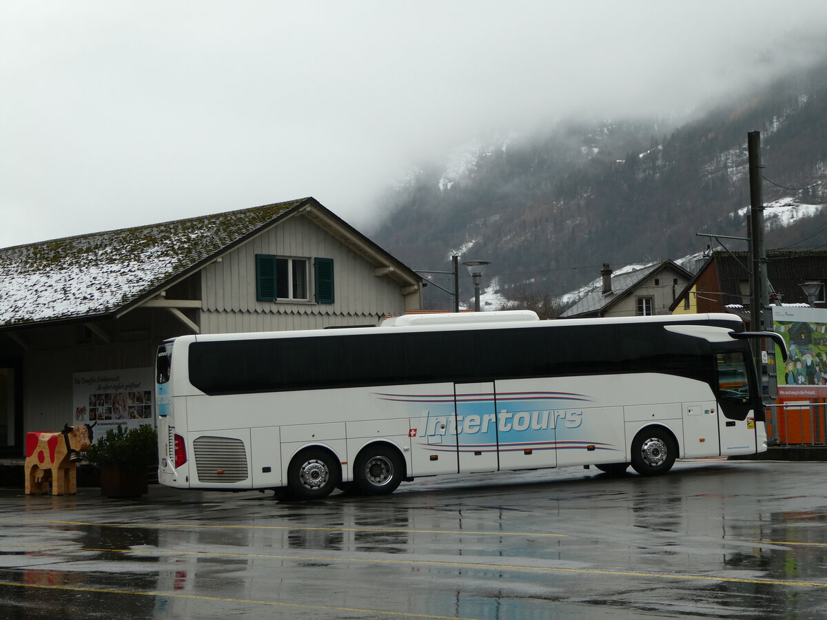 (257'321) - Intertours, Domdidier - FR 300'497 - Mercedes am 1. Dezember 2023 beim Bahnhof Meiringen