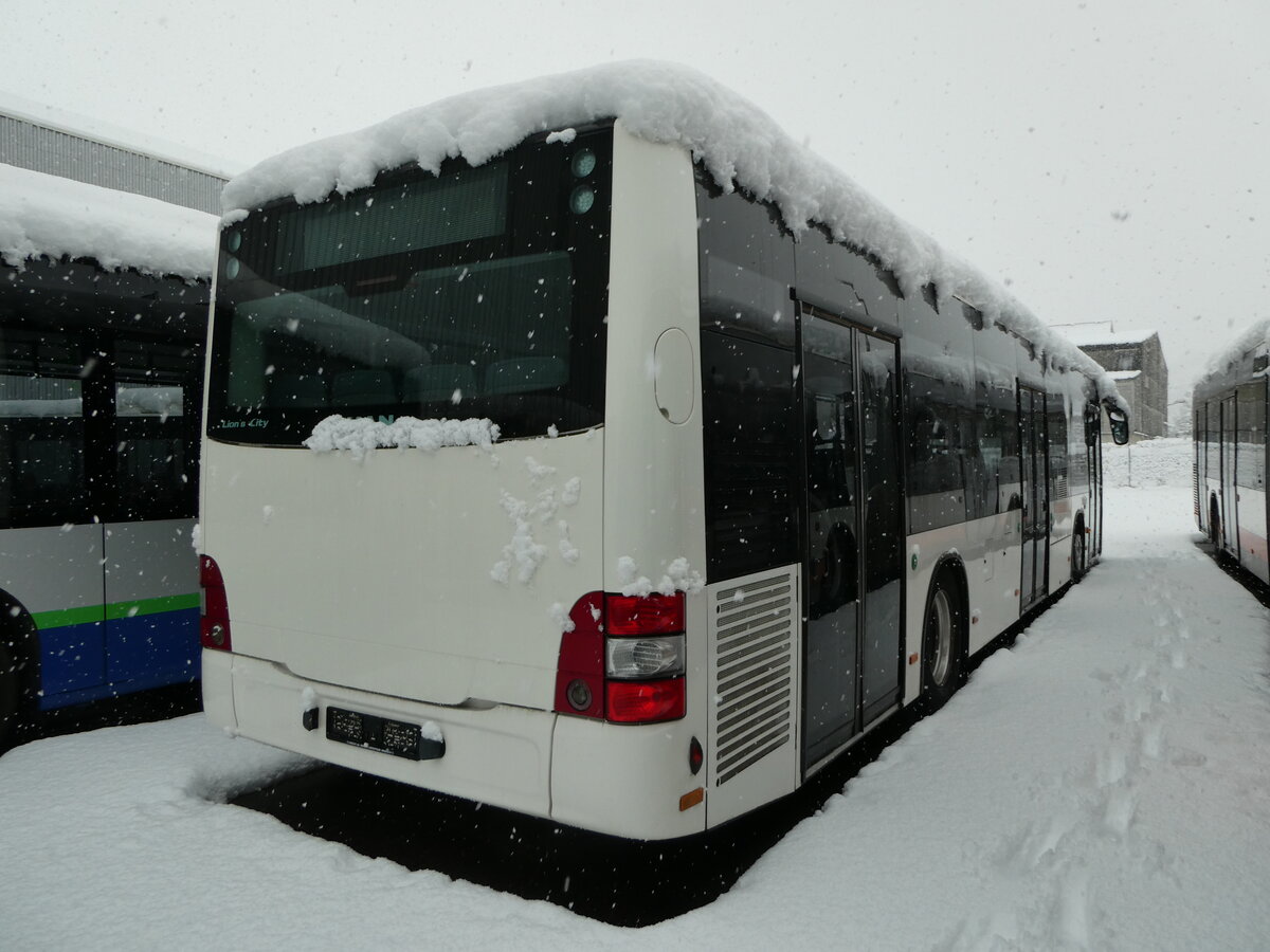 (257'370) - Maag, Kloten - Nr. 42 - MAN am 2. Dezember 2023 in Winterthur, Daimler Buses
