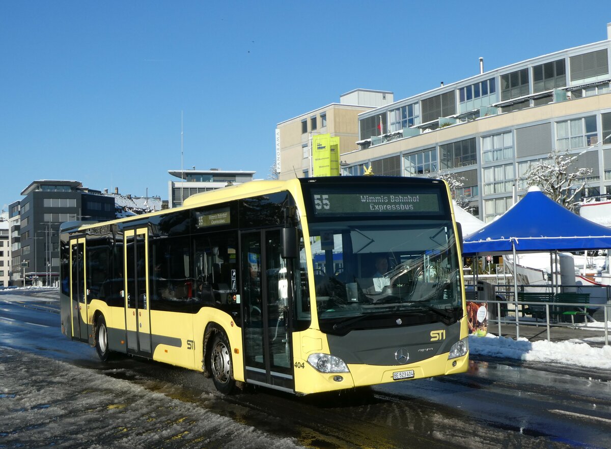 (257'390) - STI Thun - Nr. 404/BE 523'404 - Mercedes am 3. Dezember 2023 beim Bahnhof Thun