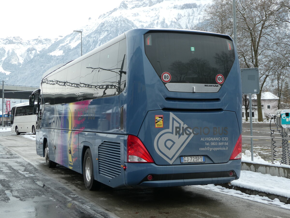 (257'401) - Aus Italien: Riccio Bus, Alvignano - GJ-723 PT - Neoplan am 4. Dezember 2023 beim Bahnhof Interlaken Ost