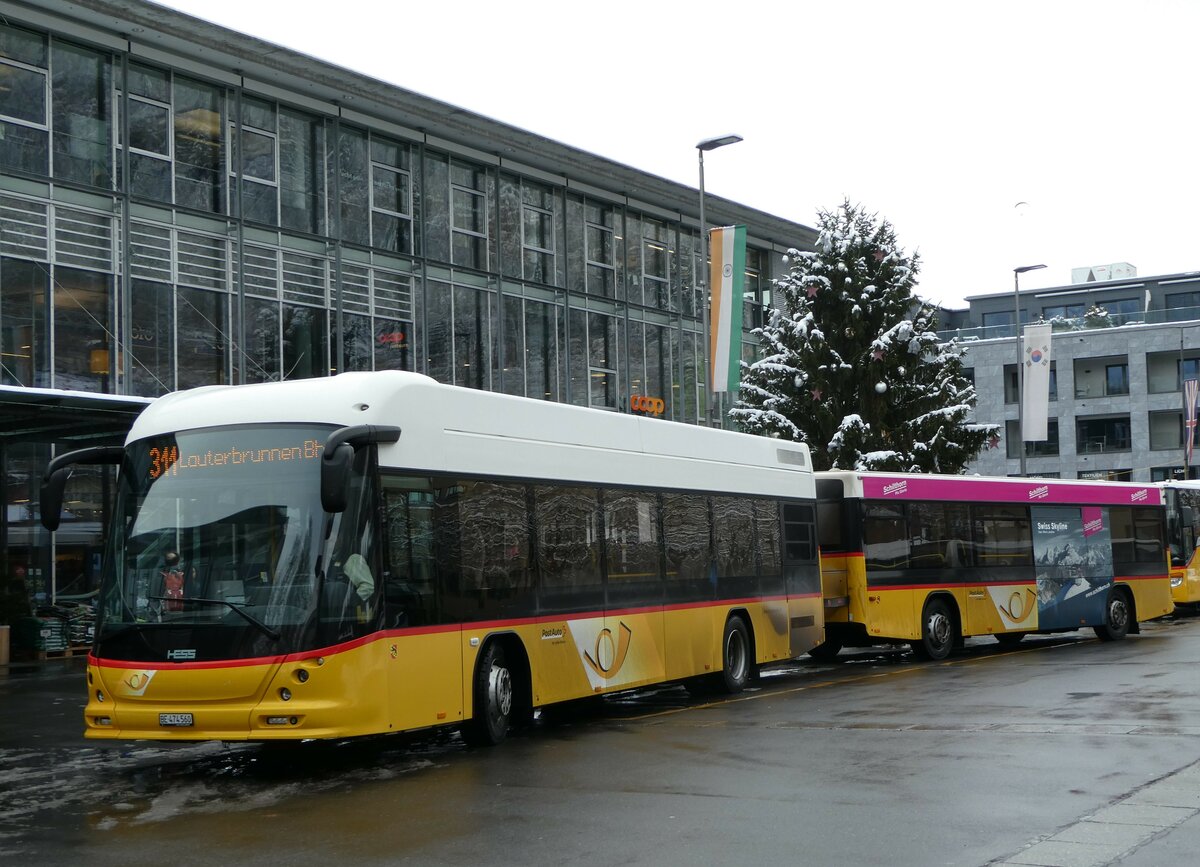 (257'405) - PostAuto Bern - BE 474'560/PID 10'247 - Hess am 4. Dezember 2023 beim Bahnhof Interlaken Ost