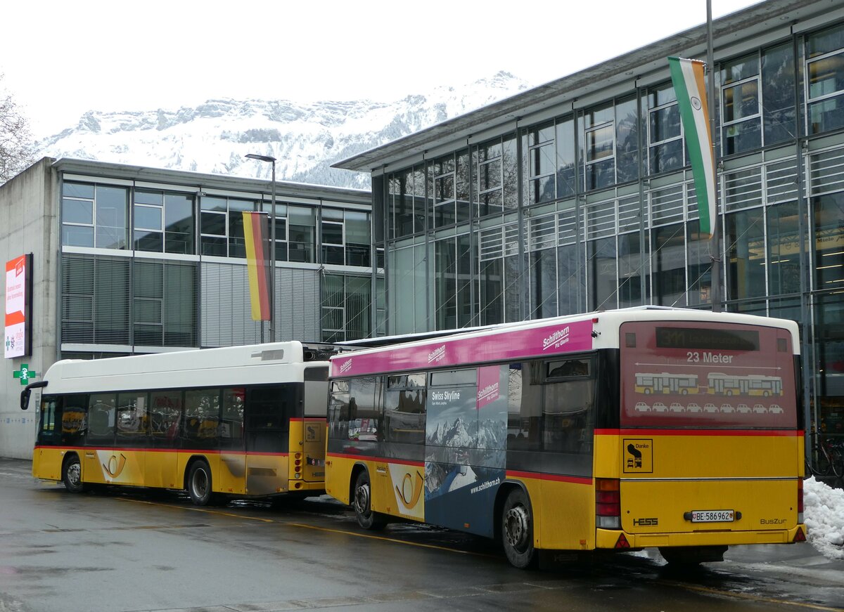 (257'412) - PostAuto Bern - BE 586'962/PID 10'298 - Lanz+Marti/Hess Personenanhnger (ex BE 497'265; ex VBL Luzern Nr. 308) am 4. Dezember 2023 beim Bahnhof Interlaken Ost