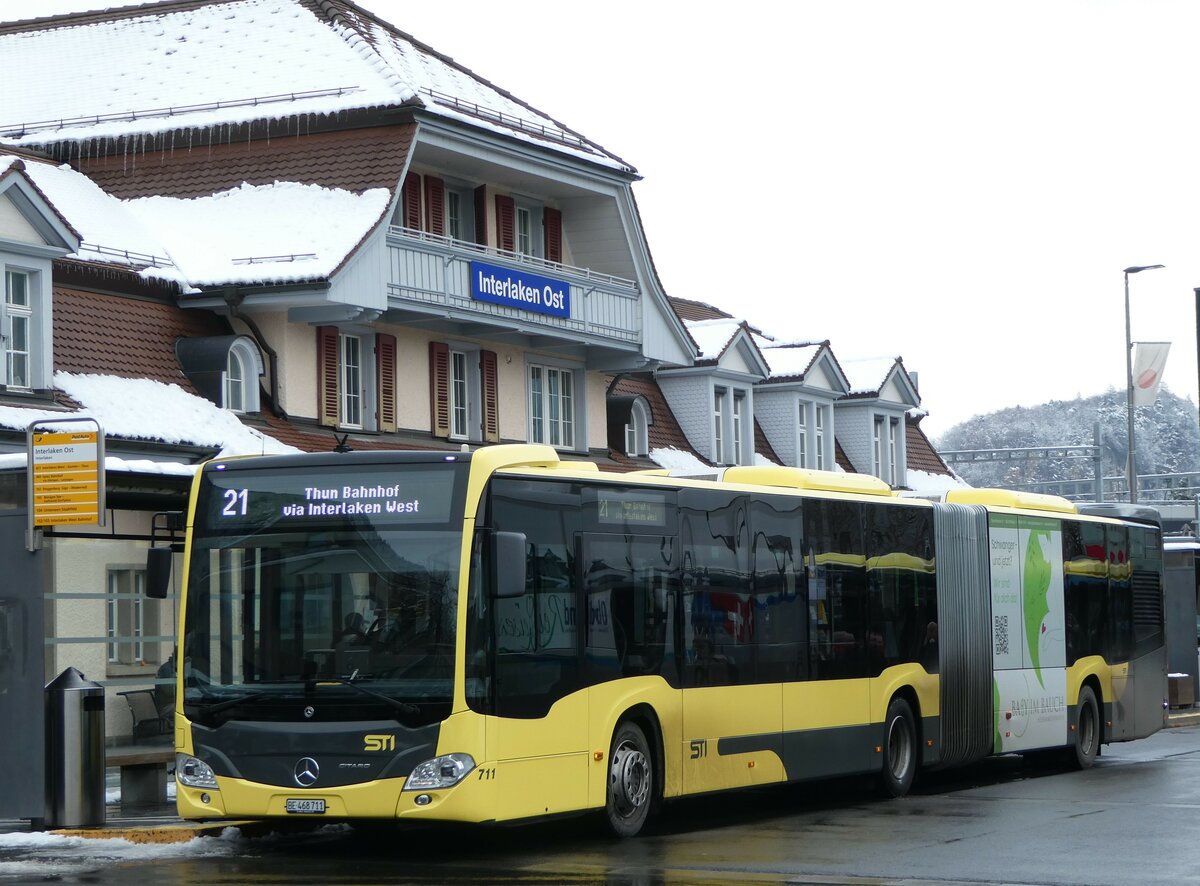 (257'415) - STI Thun - Nr. 711/BE 468'711 - Mercedes am 4. Dezember 2023 beim Bahnhof Interlaken Ost