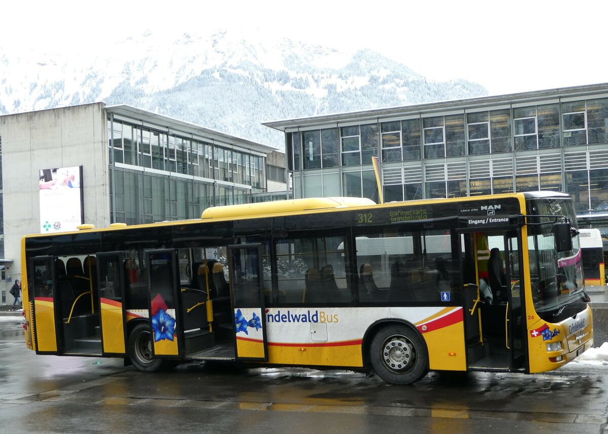 (257'416) - Grindelwaldbus, Grindelwald - Nr. 24/BE 364'408 - MAN/Gppel am 4. Dezember 2023 beim Bahnhof Interlaken Ost