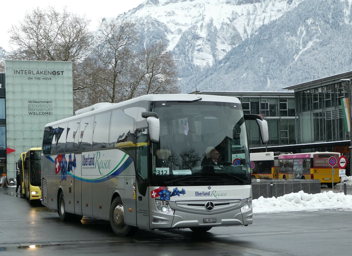 (257'418) - Oberland Reisen, Thun - Nr. 44/BE 387'289 - Mercedes am 4. Dezember 2023 beim Bahnhof Interlaken Ost