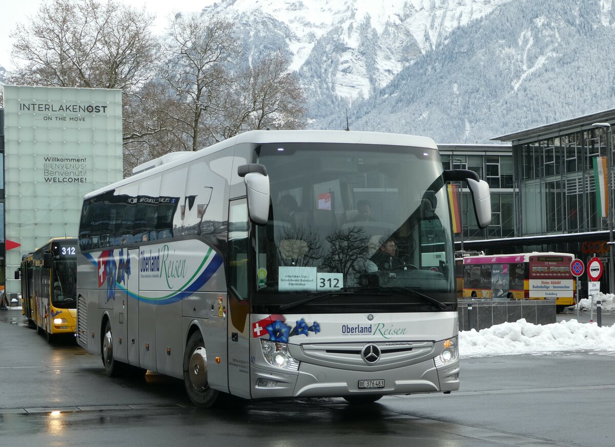 (257'431) - Oberland Reisen, Thun - Nr. 40/BE 376'483 - Mercedes am 4. Dezember 2023 beim Bahnhof Interlaken Ost