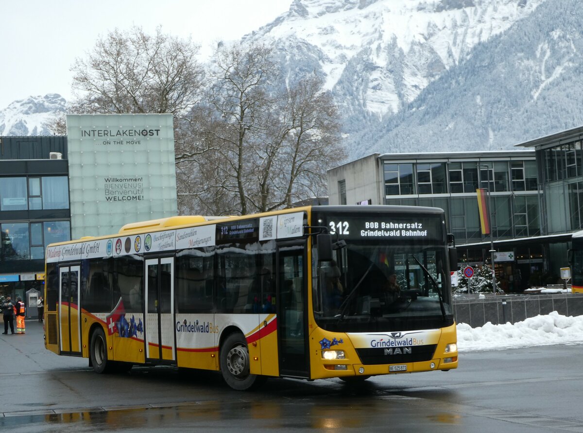 (257'435) - Grindelwaldbus, Grindelwald - Nr. 15/BE 525'871 - MAN am 4. Dezember 2023 beim Bahnhof Interlaken Ost