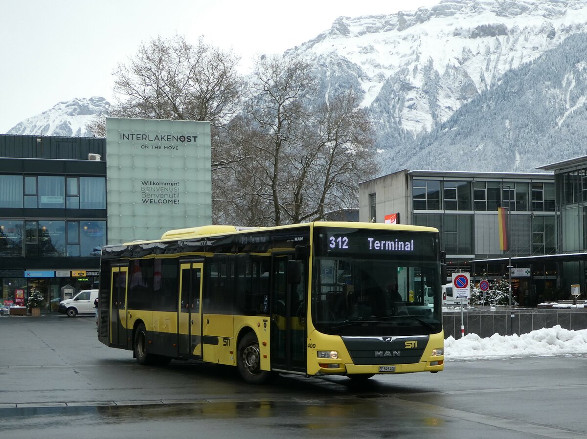 (257'449) - STI Thun - Nr. 400/BE 849'400 - MAN am 4. Dezember 2023 beim Bahnhof Interlaken Ost