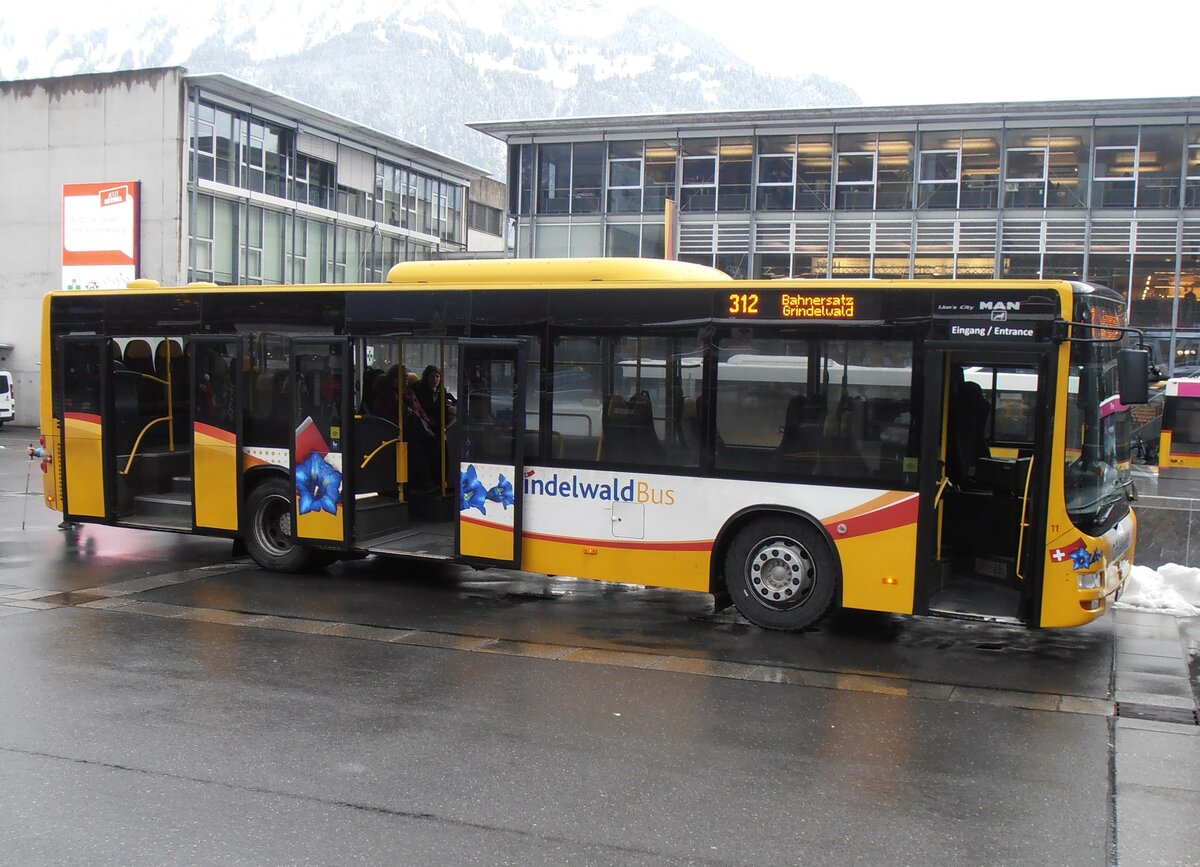 (257'463) - Grindelwaldbus, Grindelwald - Nr. 11/BE 261'865 - MAN/Gppel am 5. Dezember 2023 beim Bahnhof Interlaken Ost