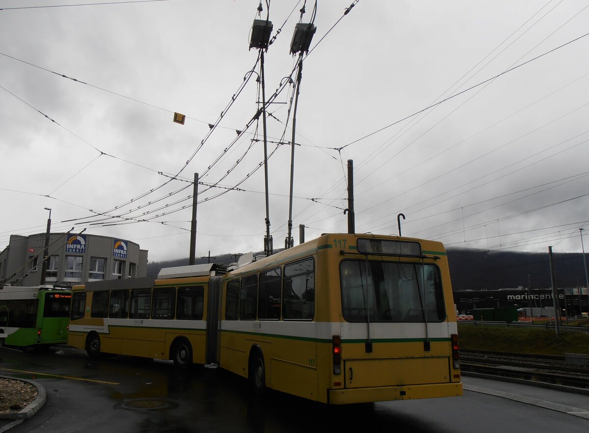(257'566) - transN, La Chaux-de-Fonds - Nr. 117 - NAW/Hess Gelenktrolleybus (ex TN Neuchtel Nr. 117) am 11. Dezember 2023 beim Bahnhof Marin-pagnier