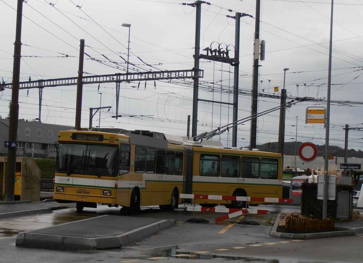 (257'567) - transN, La Chaux-de-Fonds - Nr. 117 - NAW/Hess Gelenktrolleybus (ex TN Neuchtel Nr. 117) am 11. Dezember 2023 beim Bahnhof Marin-pagnier