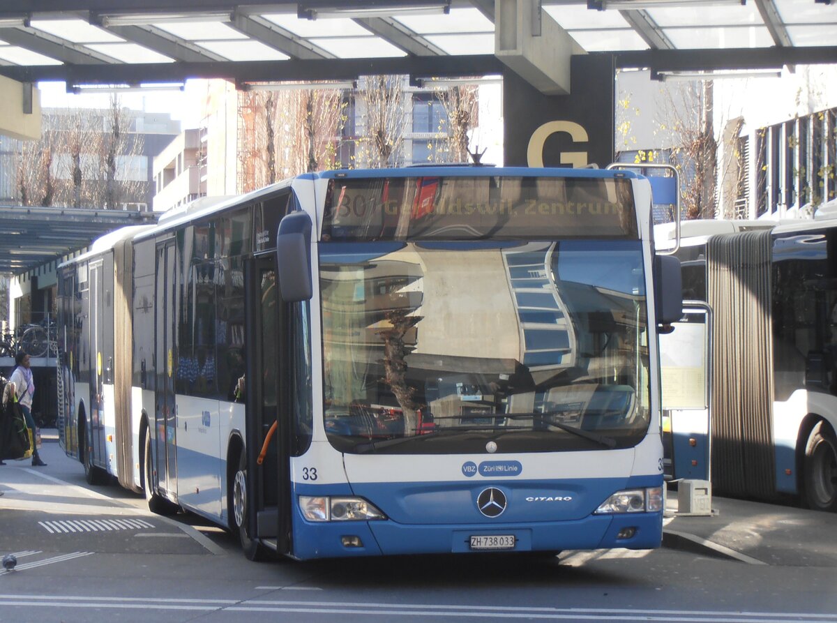 (257'724) - Limmat Bus, Dietikon - Nr. 33/ZH 738'033 - Mercedes am 19. Dezember 2023 beim Bahnhof Dietikon