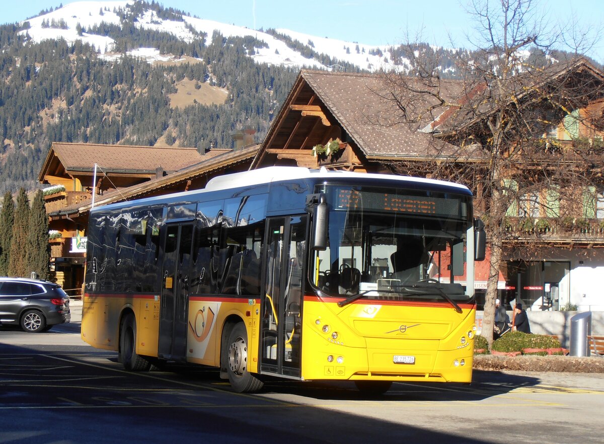 (257'921) - Kbli, Gstaad - BE 235'726/PID 10'535 - Volvo am 25. Dezember 2023 beim Bahnhof Gstaad