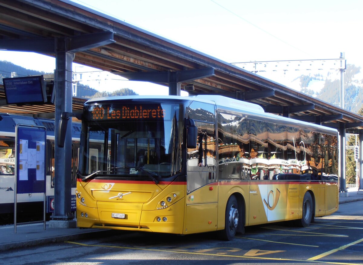 (257'935) - Kbli, Gstaad - BE 671'405/PID 11'459 - Volvo (ex BE 21'779) am 25. Dezember 2023 beim Bahnhof Gstaad