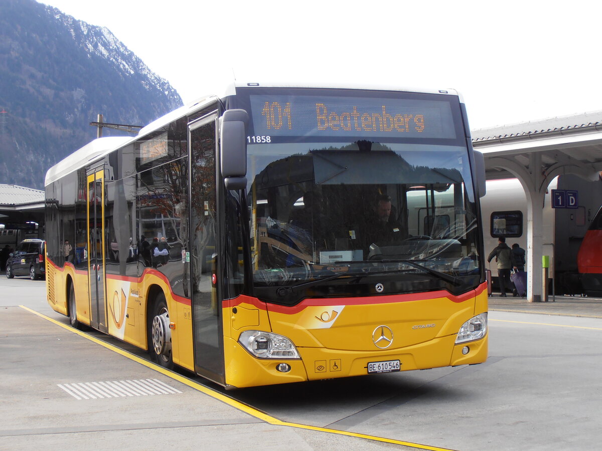(257'980) - PostAuto Bern - BE 610'546/PID 11'858 - Mercedes am 29. Dezember 2023 beim Bahnhof Interlaken West
