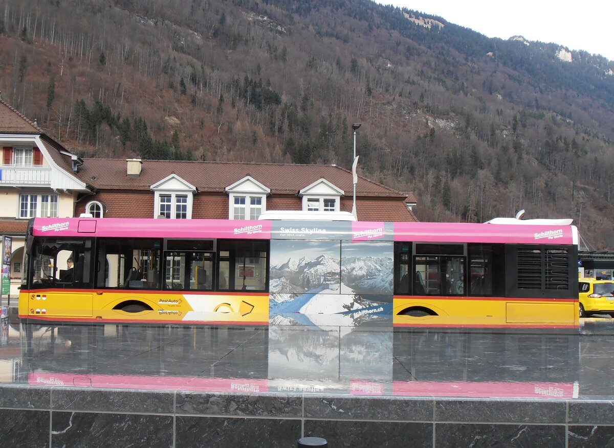 (257'996) - PostAuto Bern - BE 610'537/PID 5070 - Solaris am 29. Dezember 2023 beim Bahnhof Interlaken Ost (Teilaufnahme)
