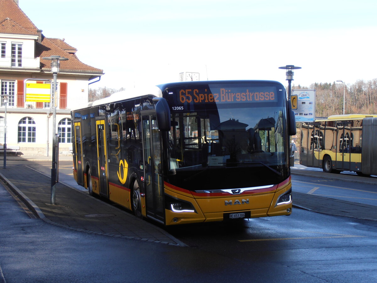 (258'051) - PostAuto Bern - BE 653'386/PID 12'065 - MAN am 1. Januar 2024 beim Bahnhof Spiez