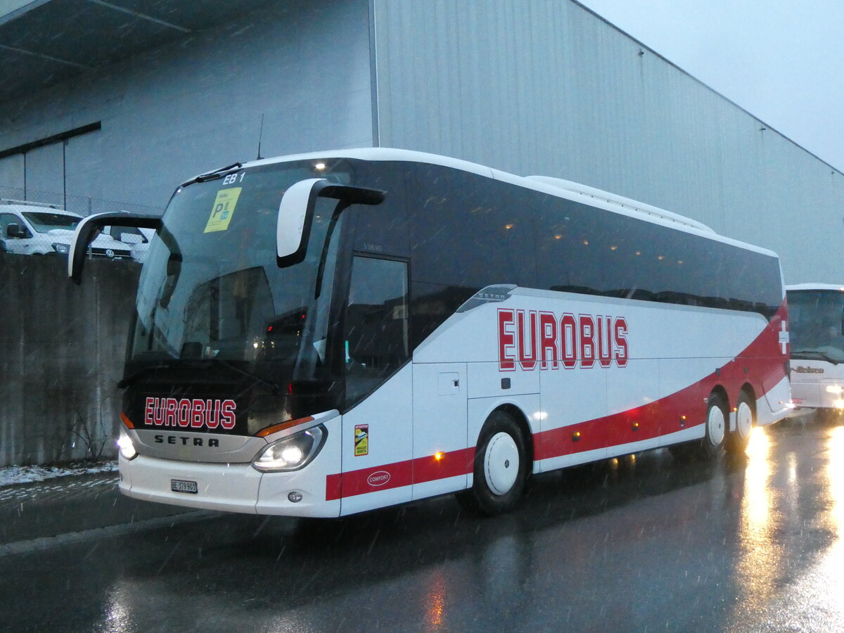 (258'150) - Eurobus, Bern - Nr. 1/BE 379'901 - Setra am 6. Januar 2024 beim Bahnhof Frutigen