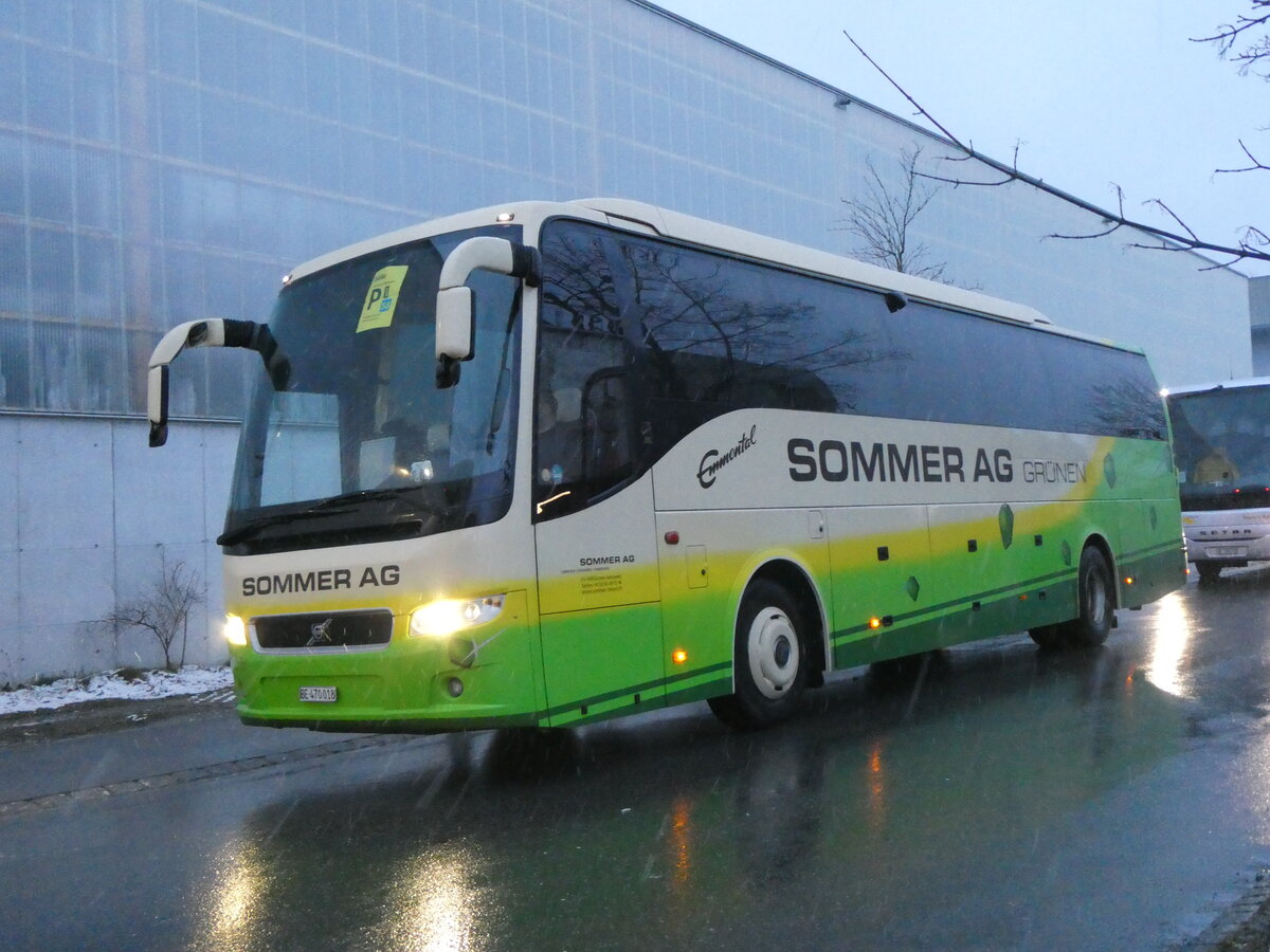 (258'153) - Sommer, Grnen - BE 470'018 - Volvo am 6. Januar 2024 beim Bahnhof Frutigen
