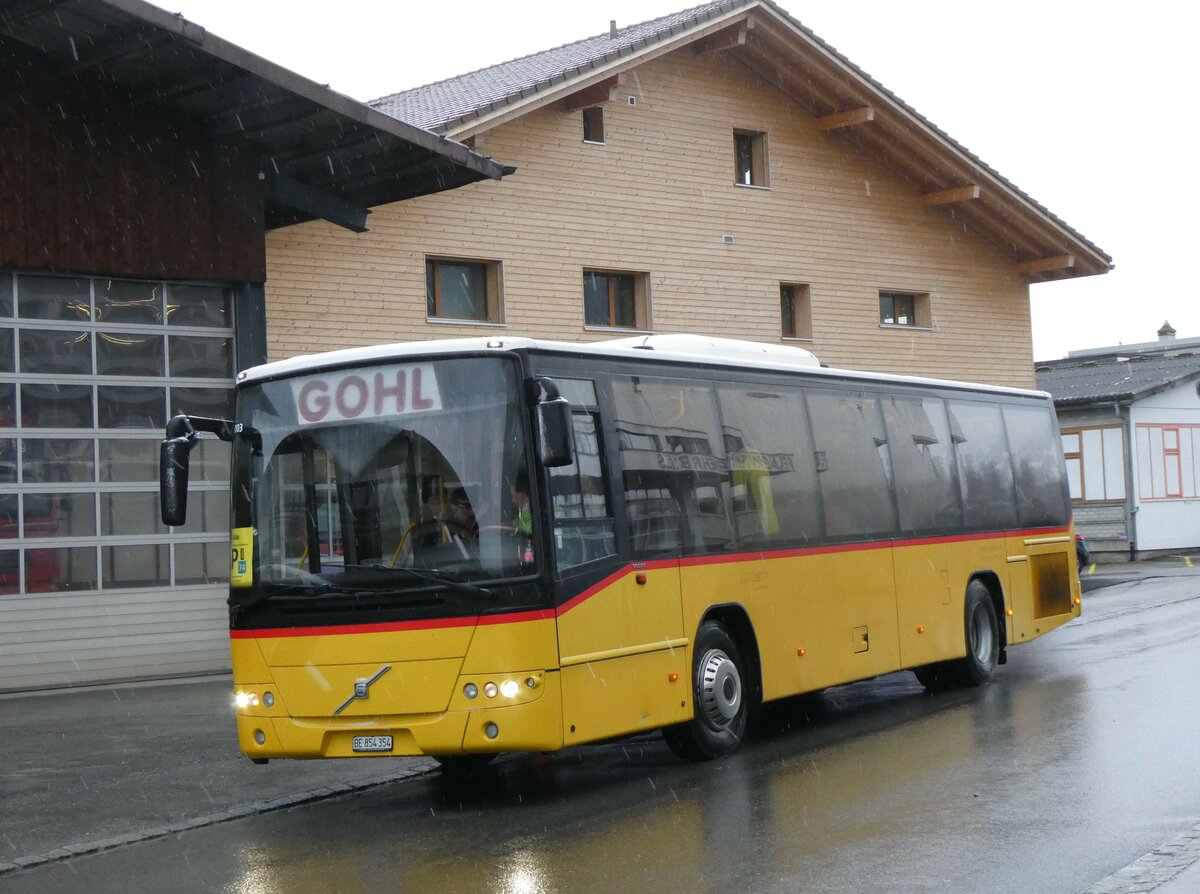 (258'460) - Gohl, Herzogenbuchsee - BE 854'354 - Volvo (ex Rojoma, Schftland; ex Schmidt, Oberbren PID 5103) am 6. Januar 2024 beim Bahnhof Frutigen