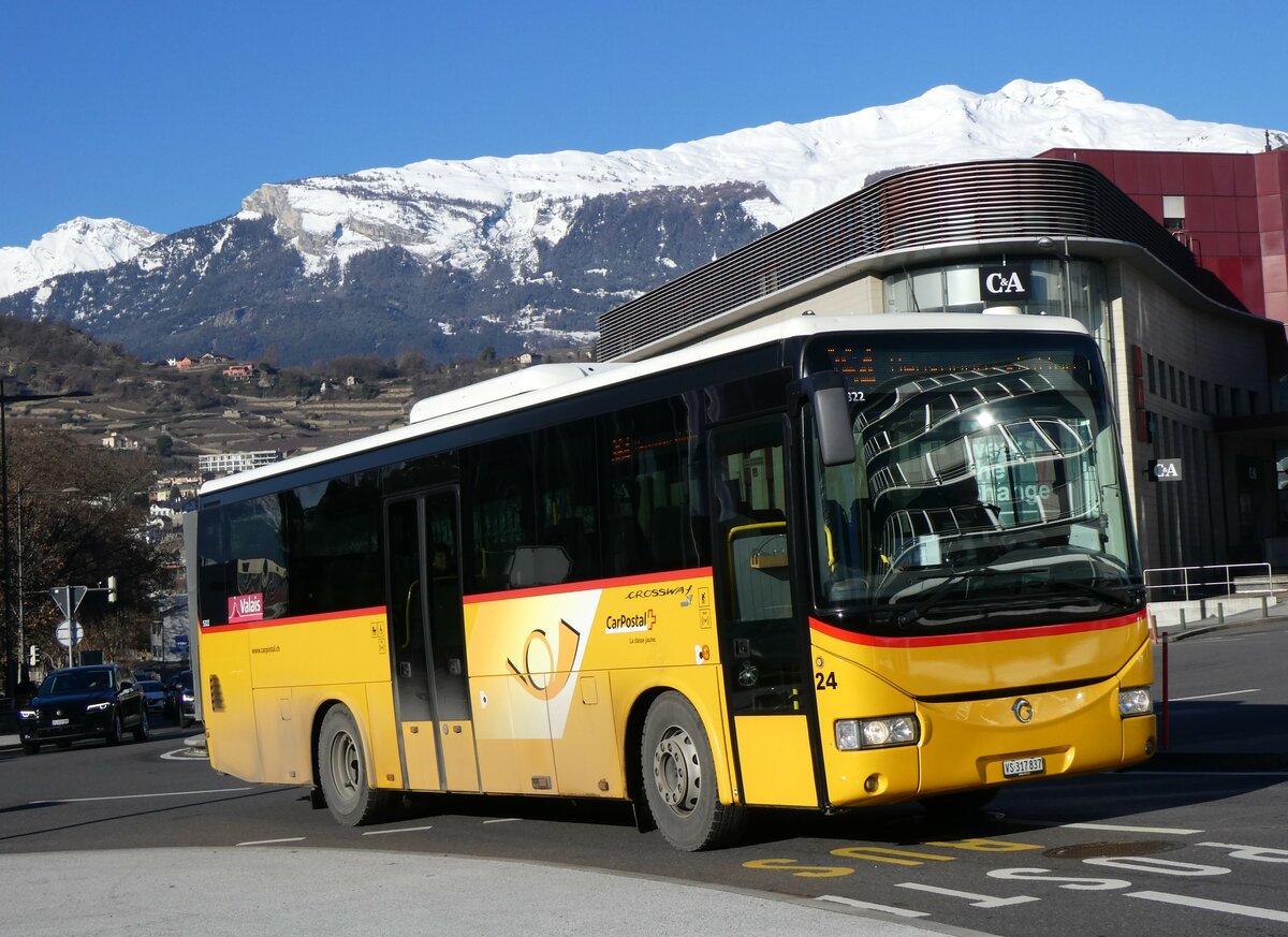 (258'582) - PostAuto Wallis - Nr. 24/VS 317'837/PID 5322 - Irisbus (ex TMR Martigny Nr. 139) am 11. Januar 2024 beim Bahnhof Sion
