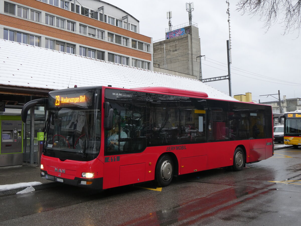 (258'852) - Bernmobil, Bern - Nr. 411/BE 716'411 - MAN am 22. Januar 2024 beim Bahnhof Kniz