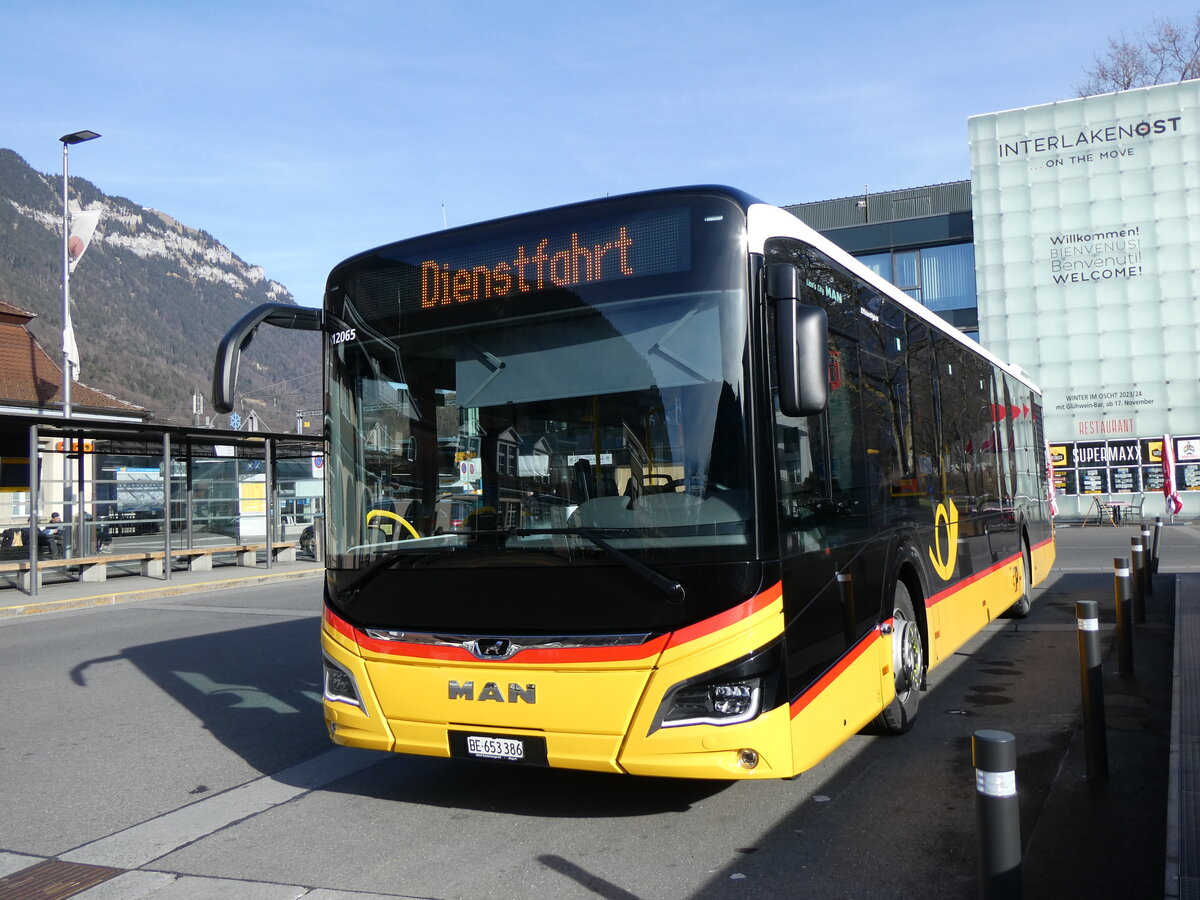 (258'992) - PostAuto Bern - BE 653'386/PID 12'065 - MAN am 29. Januar 2024 beim Bahnhof Interlaken Ost