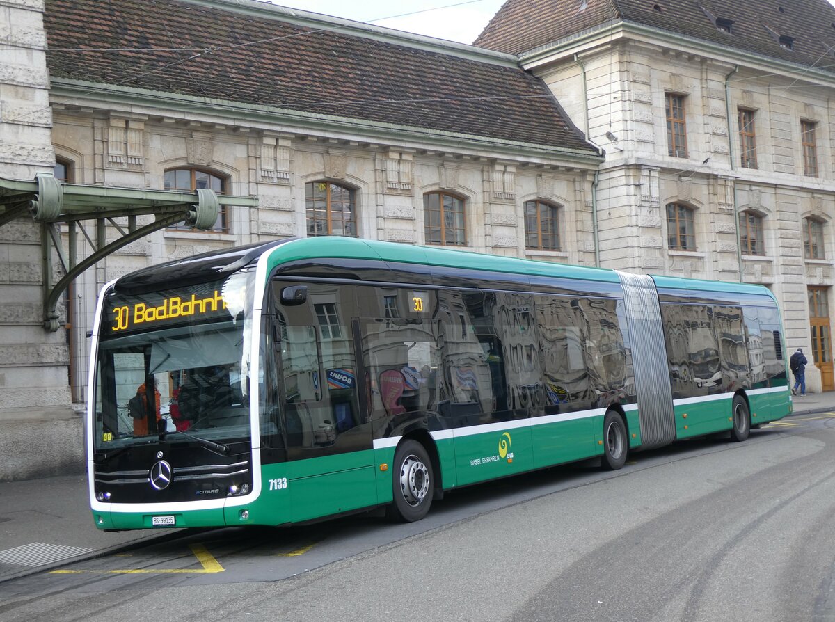 (259'012) - BVB Basel - Nr. 7133/BS 99'135 - eMercedes am 30. Januar 2024 beim Bahnhof Basel