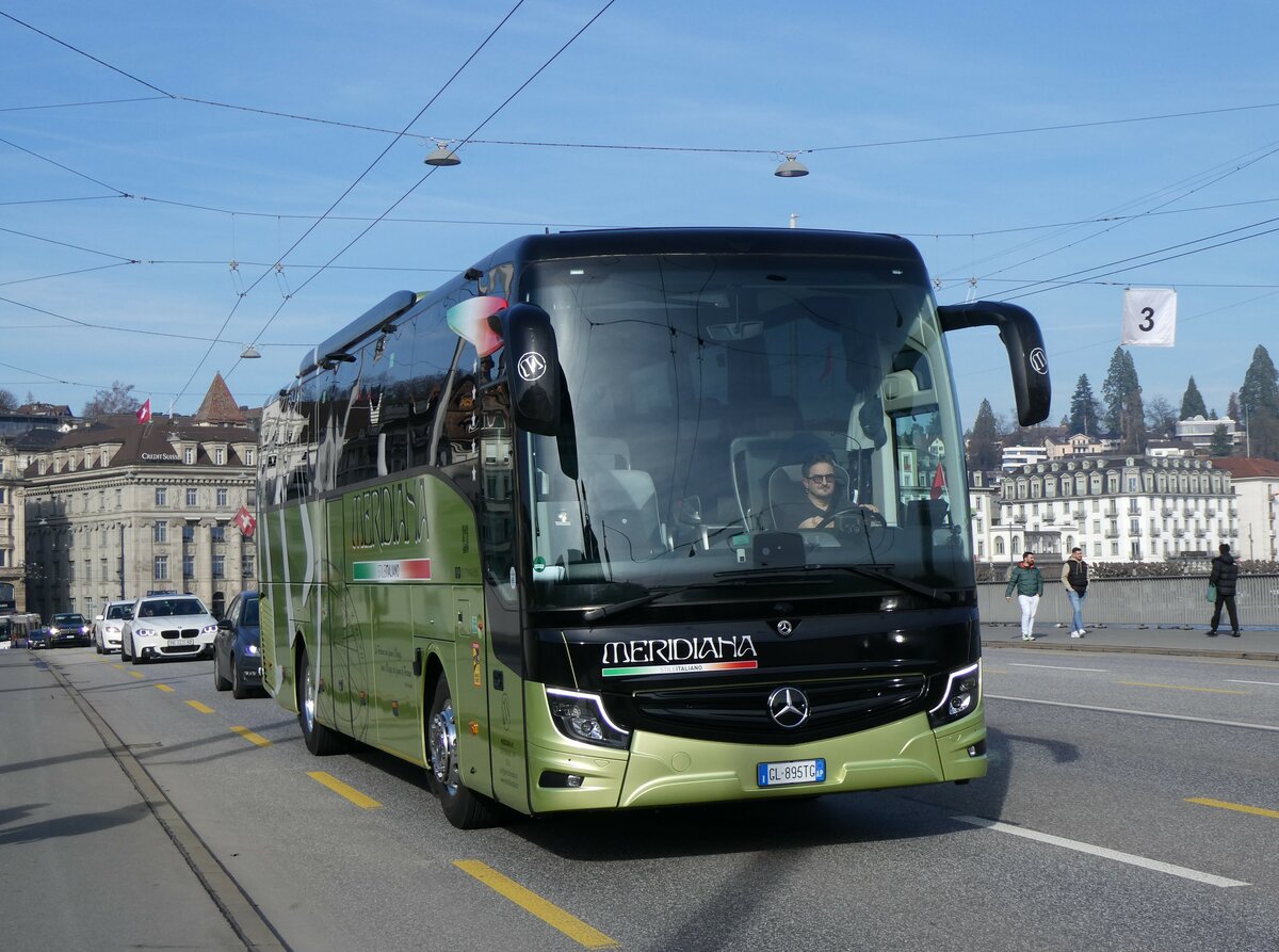 (259'145) - Aus Italien: Meridiana, Ascoli Piceno - GL-895 TG - Mercedes am 6. Februar 2024 in Luzern, Bahnhofbrcke