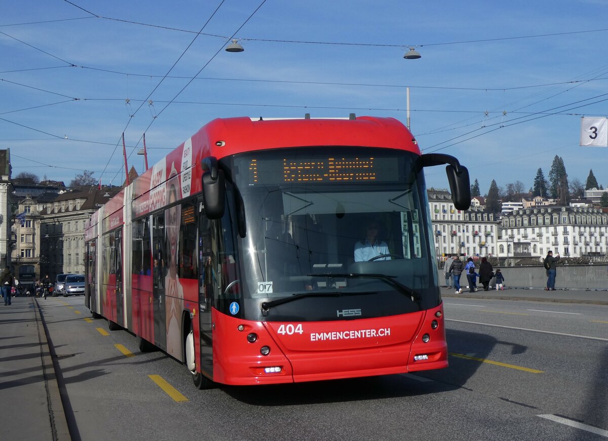 (259'159) - VBL Luzern - Nr. 404 - Hess/Hess Doppelgelenktrolleybus am 6. Februar 2024 in Luzern, Bahnhofbrcke