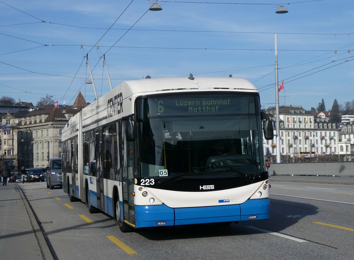 (259'161) - VBL Luzern - Nr. 223 - Hess/Hess Gelenktrolleybus am 6. Februar 2024 in Luzern, Bahnhofbrcke