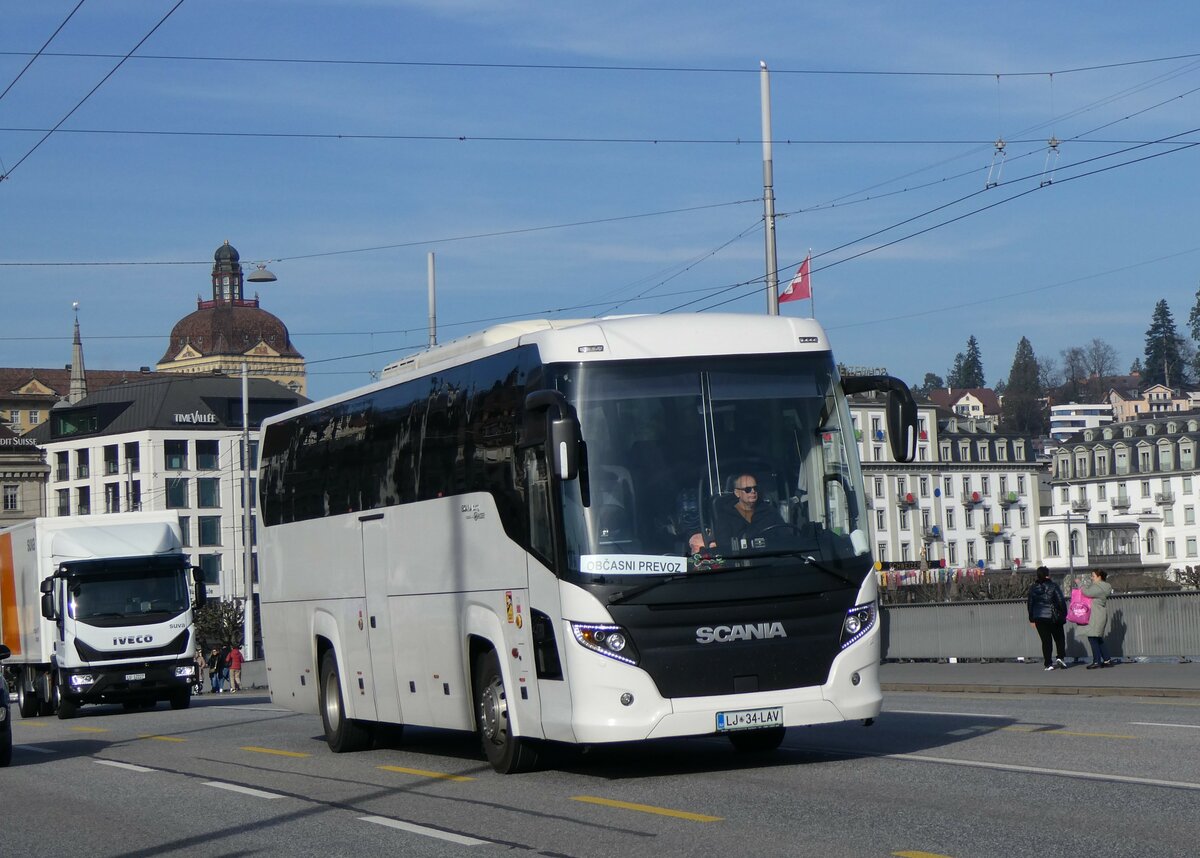 (259'164) - Aus Slowenien: ??? - LJ 34-LAV - Scania/Higer am 6. Februar 2024 in Luzern, Bahnhofbrcke