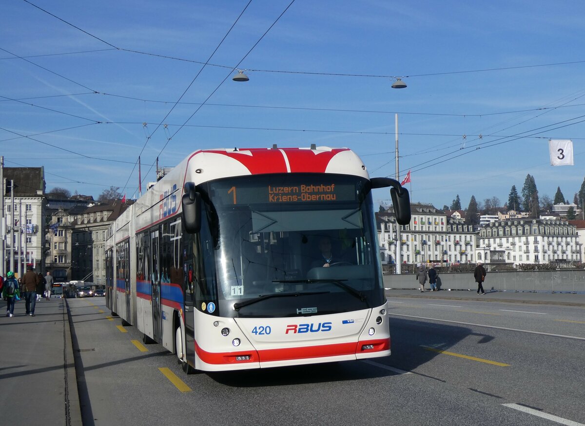 (259'170) - VBL Luzern - Nr. 420 - Hess/Hess Doppelgelenktrolleybus am 6. Februar 2024 in Luzern, Bahnhofbrcke