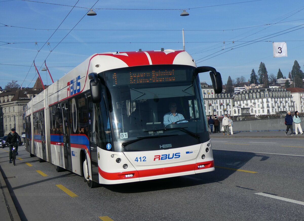 (259'172) - VBL Luzern - Nr. 412 - Hess/Hess Doppelgelenktrolleybus am 6. Februar 2024 in Luzern, Bahnhofbrcke
