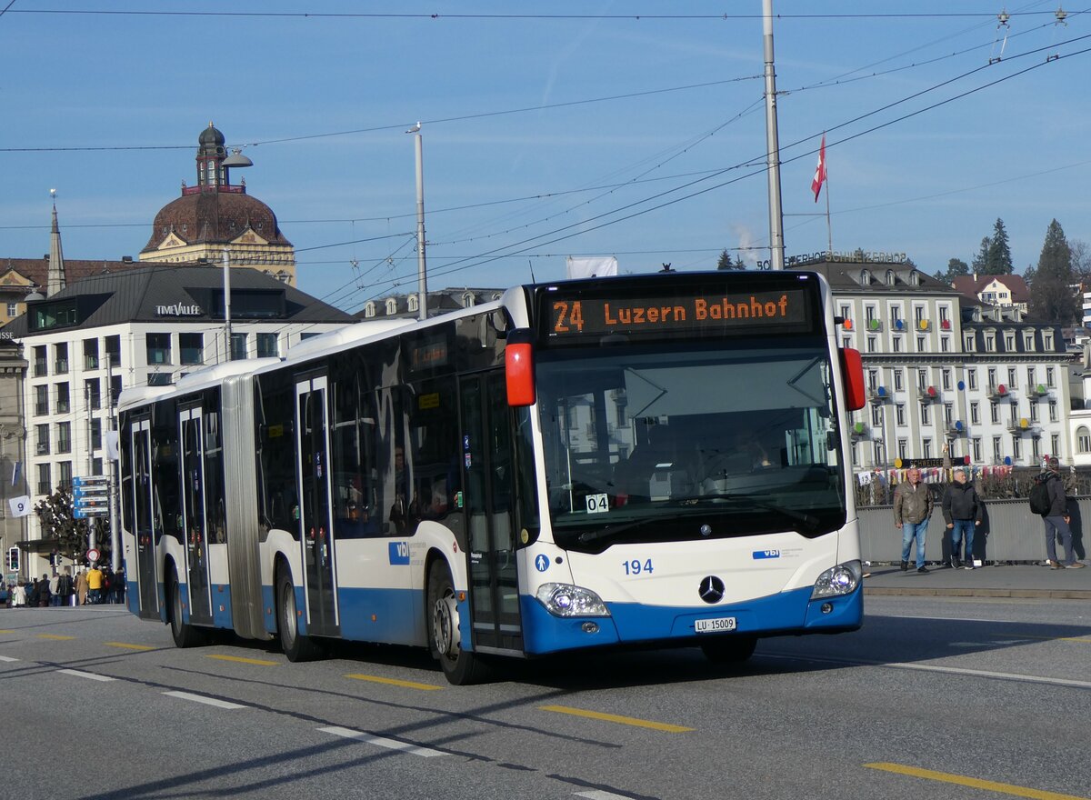 (259'179) - VBL Luzern - Nr. 194/LU 15'009 - Mercedes am 6. Februar 2024 in Luzern, Bahnhofbrcke