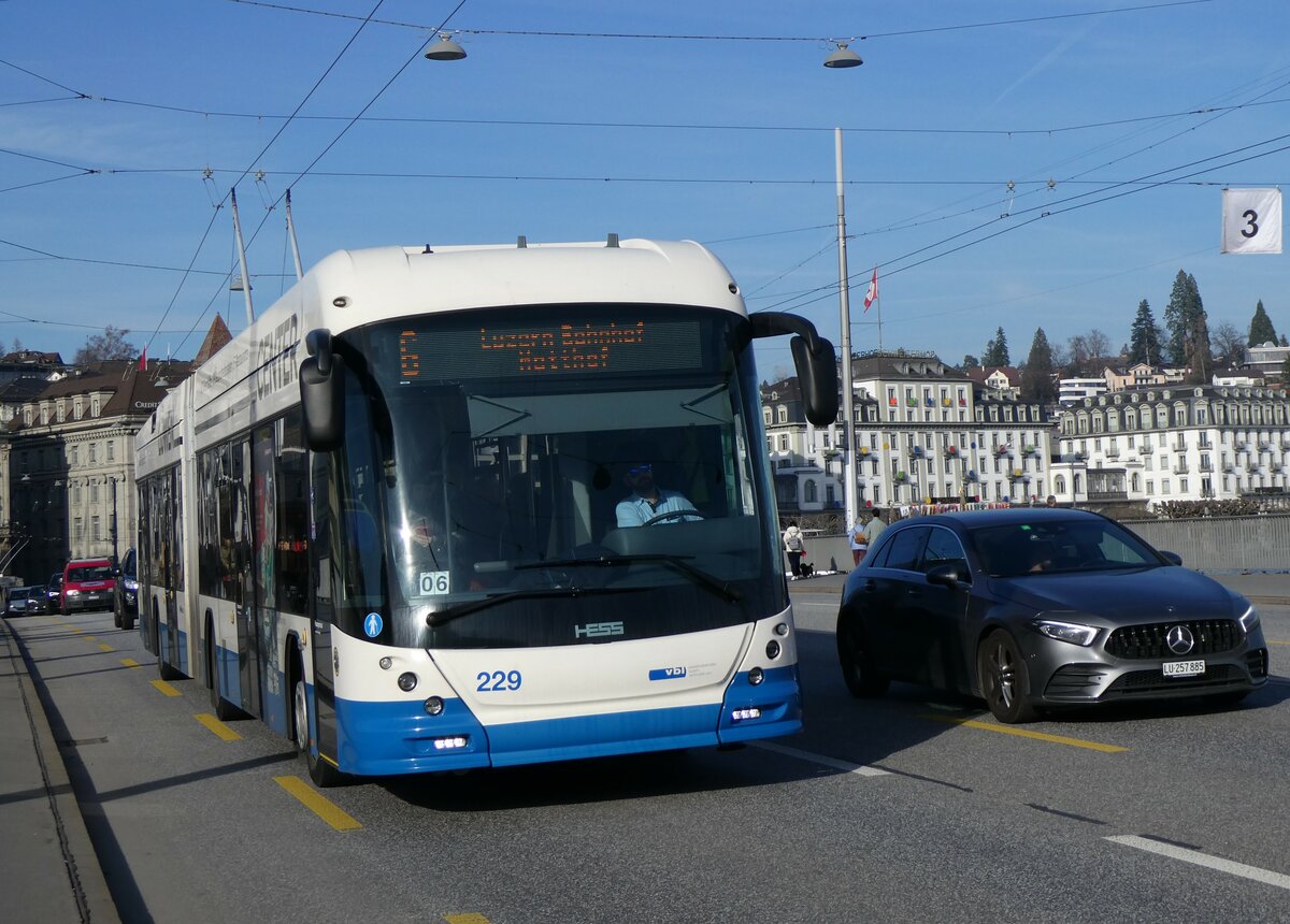 (259'182) - VBL Luzern - Nr. 229 - Hess/Hess Gelenktrolleybus am 6. Februar 2024 in Luzern, Bahnhofbrcke