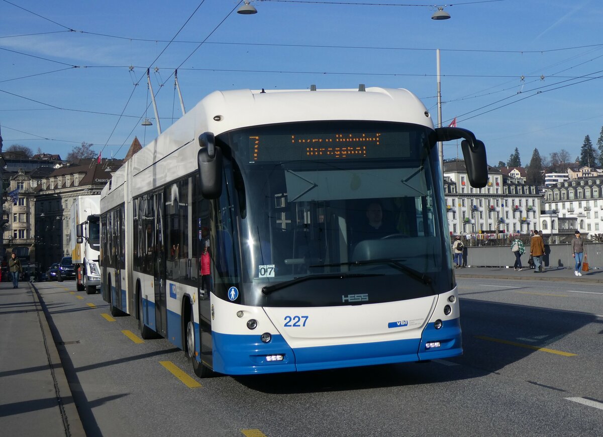 (259'183) - VBL Luzern - Nr. 227 - Hess/Hess Gelenktrolleybus am 6. Februar 2024 in Luzern, Bahnhofbrcke